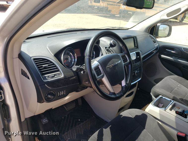 image for item DQ0514 2011 Chrysler Town & Country  van