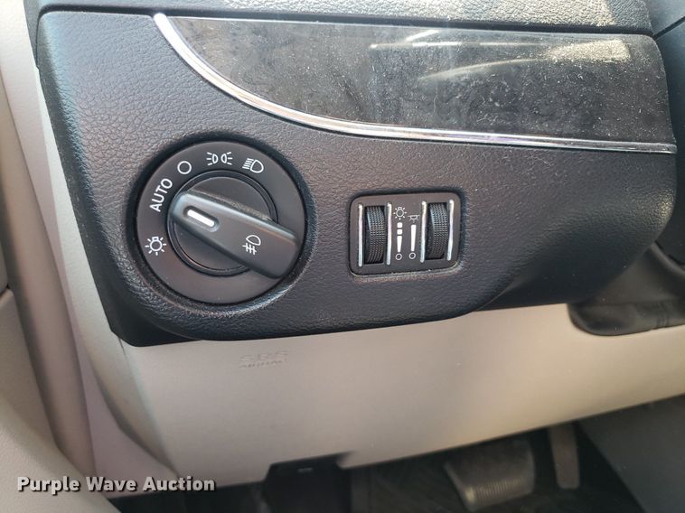 image for item DQ0514 2011 Chrysler Town & Country  van