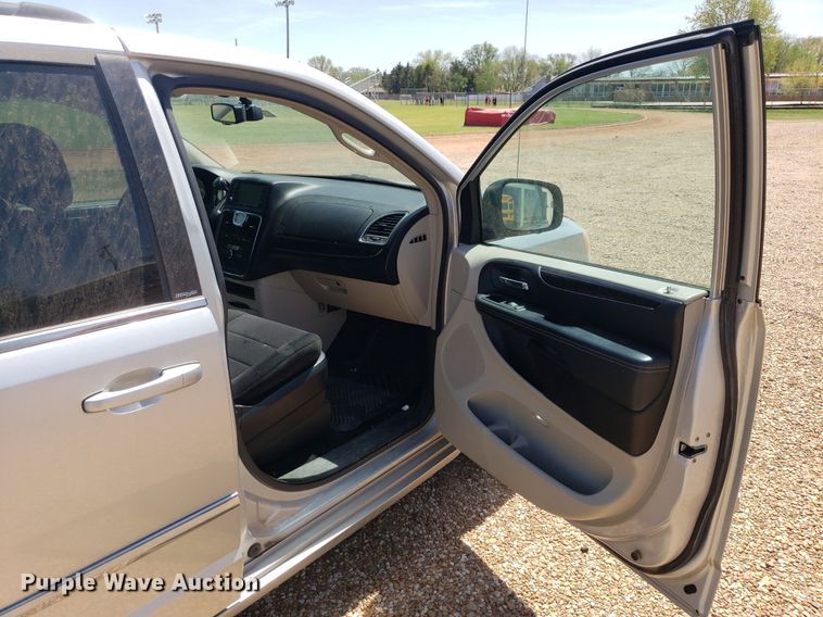 image for item DQ0514 2011 Chrysler Town & Country  van