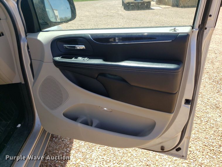 image for item DQ0514 2011 Chrysler Town & Country  van