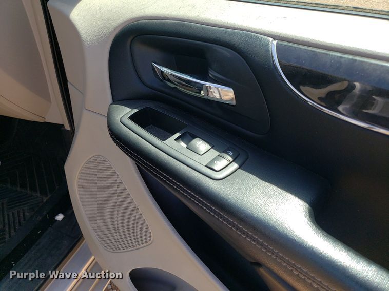 image for item DQ0514 2011 Chrysler Town & Country  van