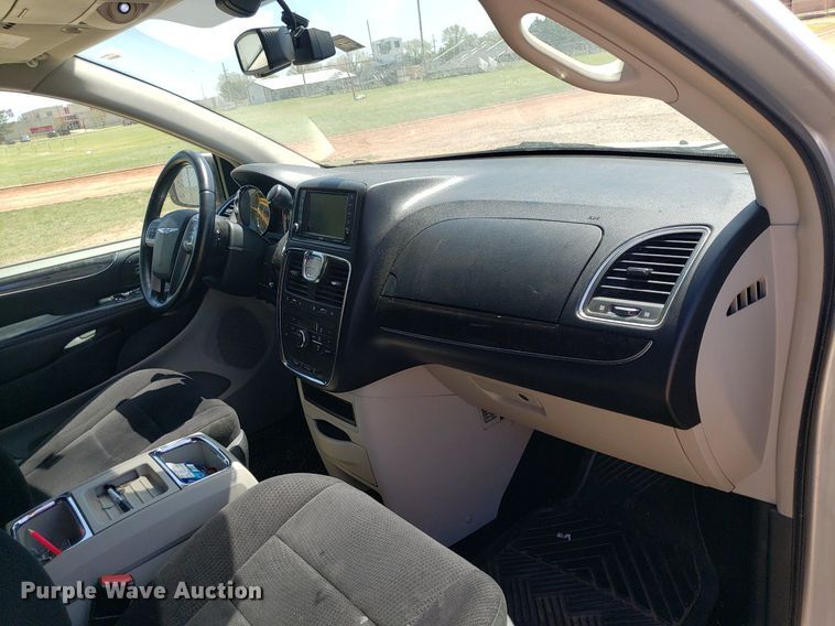 image for item DQ0514 2011 Chrysler Town & Country  van