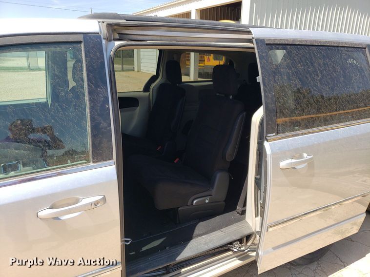 image for item DQ0514 2011 Chrysler Town & Country  van