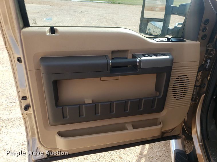 image for item DQ0561 2013 Ford F250 Super Duty Lariat  Crew Cab pickup truck