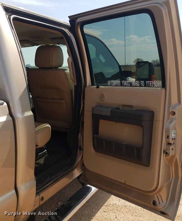 image for item DQ0561 2013 Ford F250 Super Duty Lariat  Crew Cab pickup truck