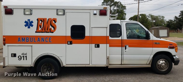 image for item DQ0565 2003 Ford E450 Super Duty  ambulance