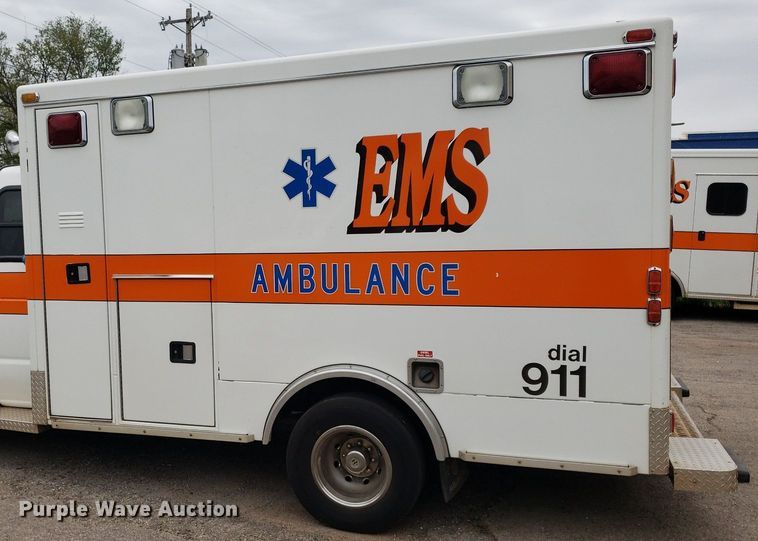 image for item DQ0565 2003 Ford E450 Super Duty  ambulance