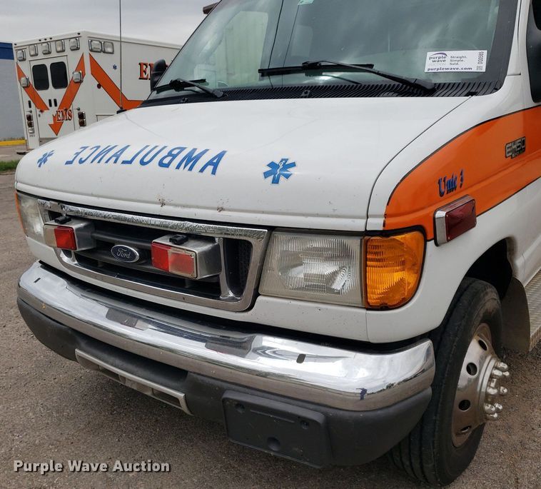 image for item DQ0565 2003 Ford E450 Super Duty  ambulance