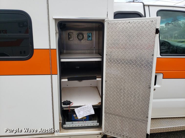 image for item DQ0565 2003 Ford E450 Super Duty  ambulance