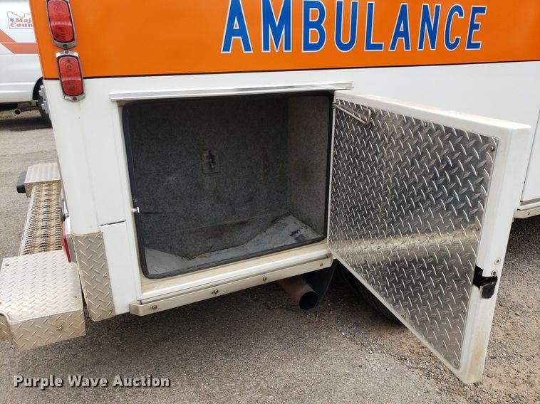 image for item DQ0565 2003 Ford E450 Super Duty  ambulance