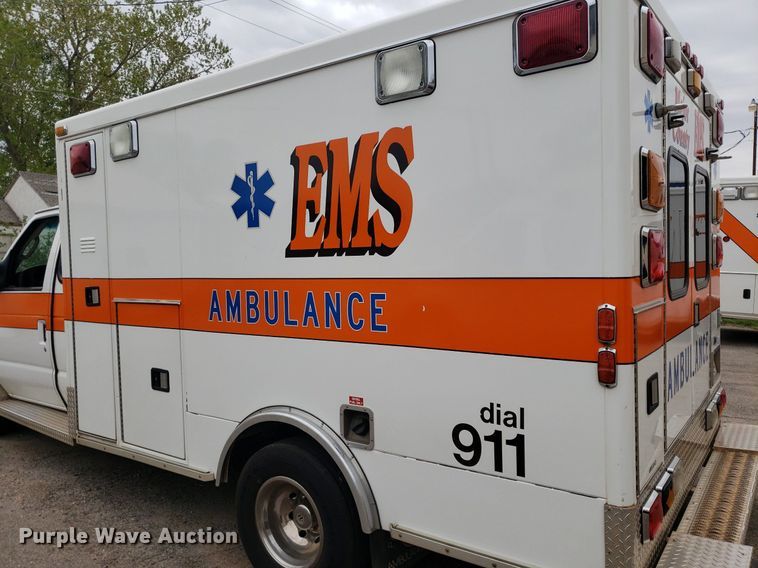 image for item DQ0565 2003 Ford E450 Super Duty  ambulance