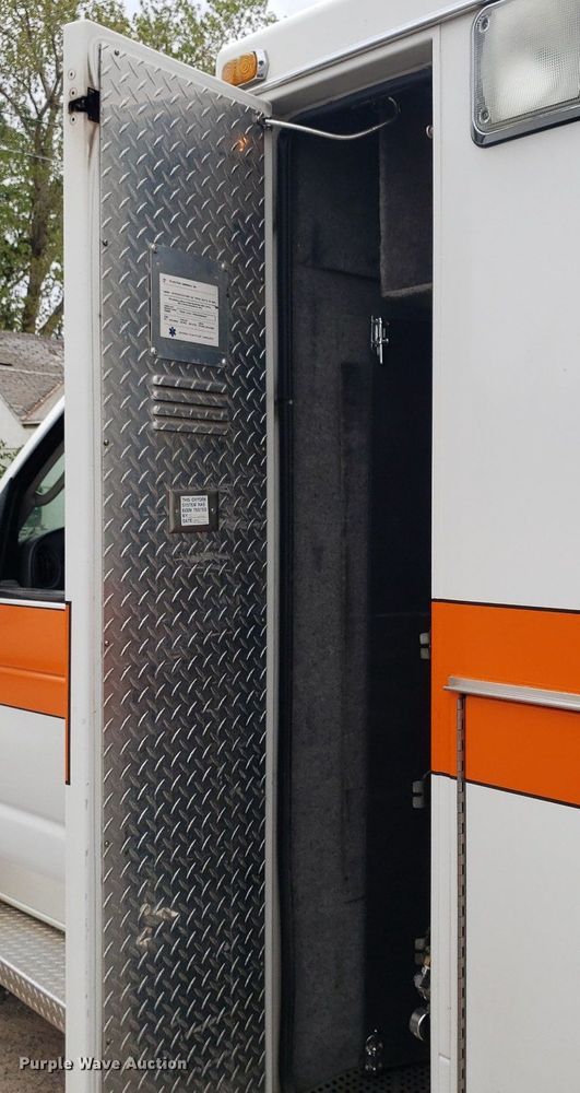 image for item DQ0565 2003 Ford E450 Super Duty  ambulance