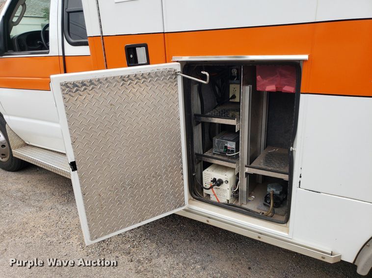 image for item DQ0565 2003 Ford E450 Super Duty  ambulance