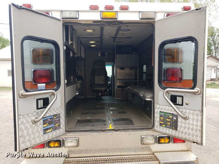 image for item DQ0565 2003 Ford E450 Super Duty  ambulance
