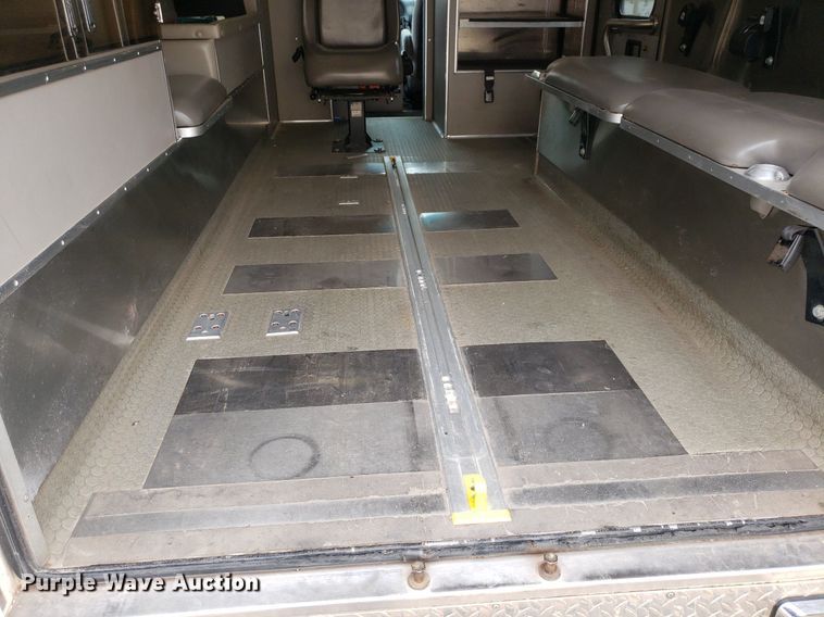 image for item DQ0565 2003 Ford E450 Super Duty  ambulance