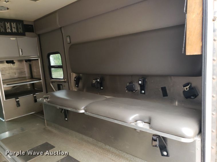 image for item DQ0565 2003 Ford E450 Super Duty  ambulance