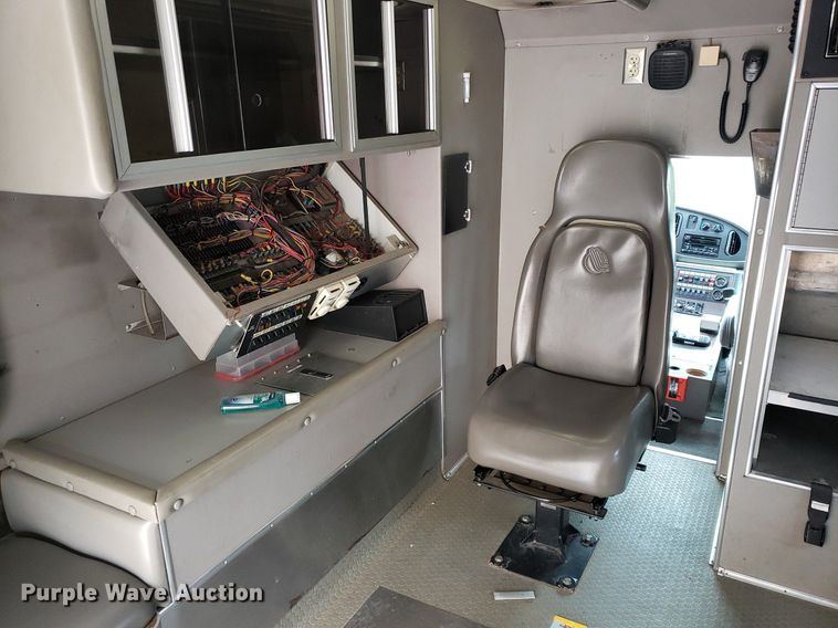 image for item DQ0565 2003 Ford E450 Super Duty  ambulance