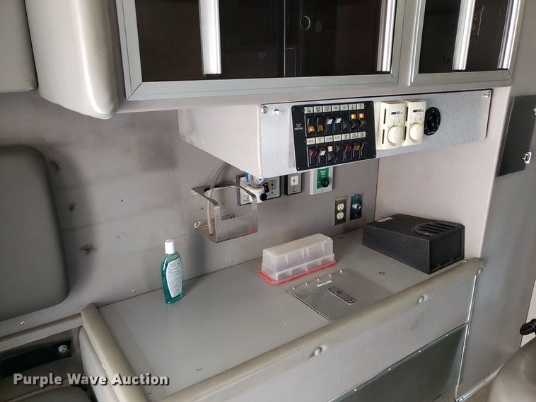 image for item DQ0565 2003 Ford E450 Super Duty  ambulance