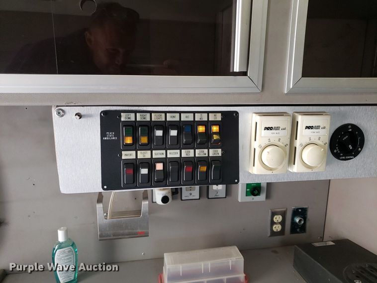 image for item DQ0565 2003 Ford E450 Super Duty  ambulance