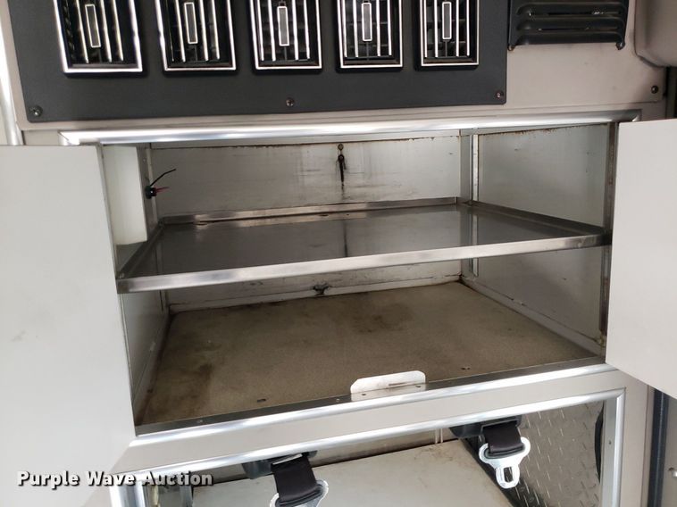 image for item DQ0565 2003 Ford E450 Super Duty  ambulance