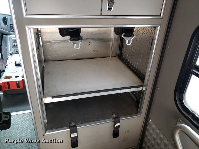 image for item DQ0565 2003 Ford E450 Super Duty  ambulance