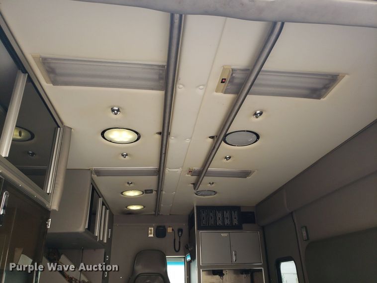 image for item DQ0565 2003 Ford E450 Super Duty  ambulance