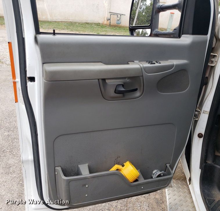 image for item DQ0565 2003 Ford E450 Super Duty  ambulance