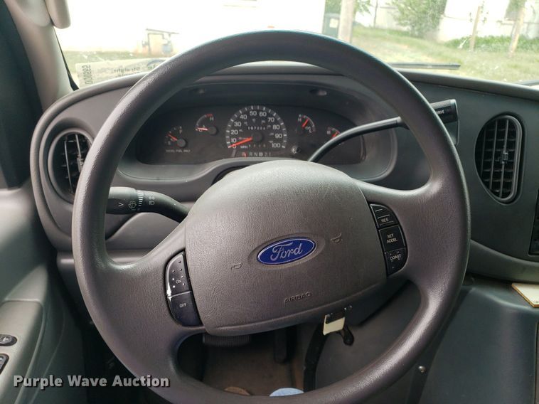 image for item DQ0565 2003 Ford E450 Super Duty  ambulance