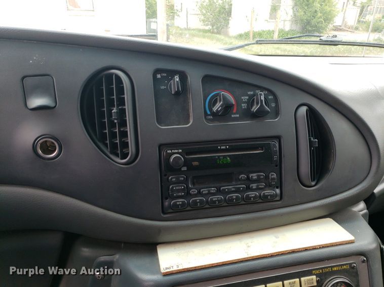 image for item DQ0565 2003 Ford E450 Super Duty  ambulance