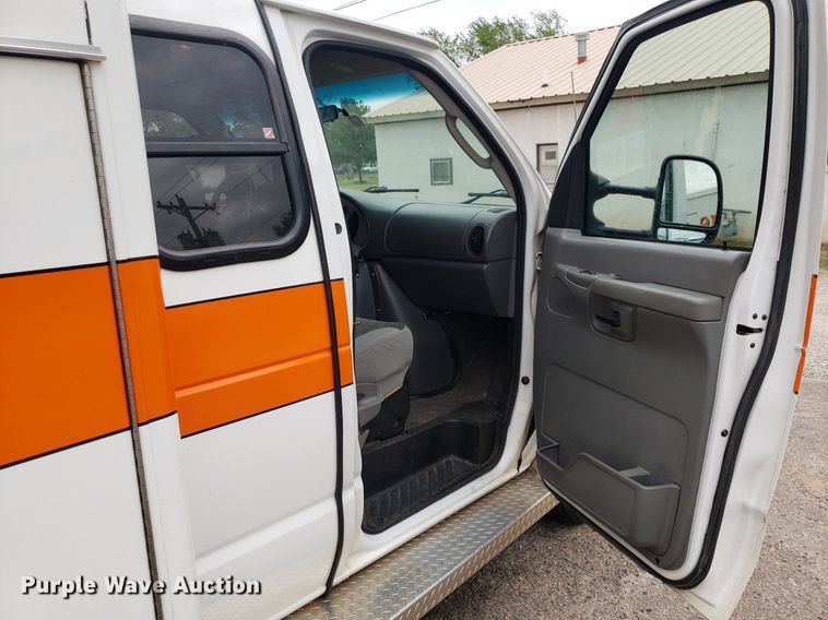 image for item DQ0565 2003 Ford E450 Super Duty  ambulance