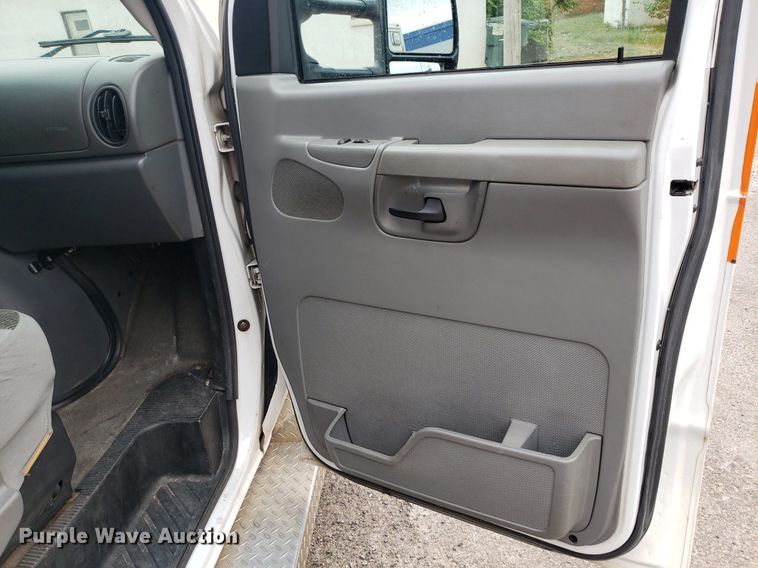 image for item DQ0565 2003 Ford E450 Super Duty  ambulance