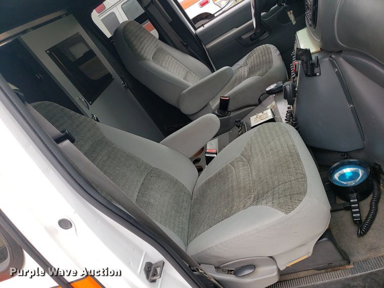 image for item DQ0565 2003 Ford E450 Super Duty  ambulance