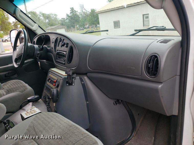 image for item DQ0565 2003 Ford E450 Super Duty  ambulance