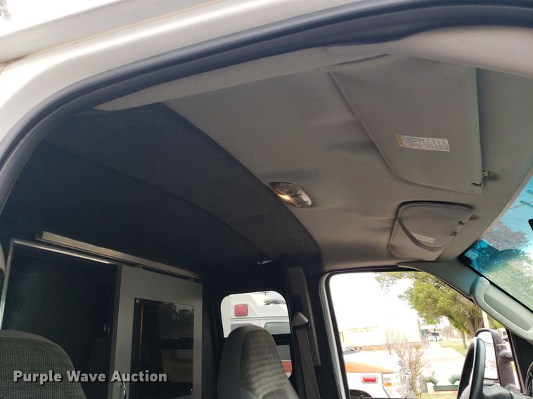 image for item DQ0565 2003 Ford E450 Super Duty  ambulance