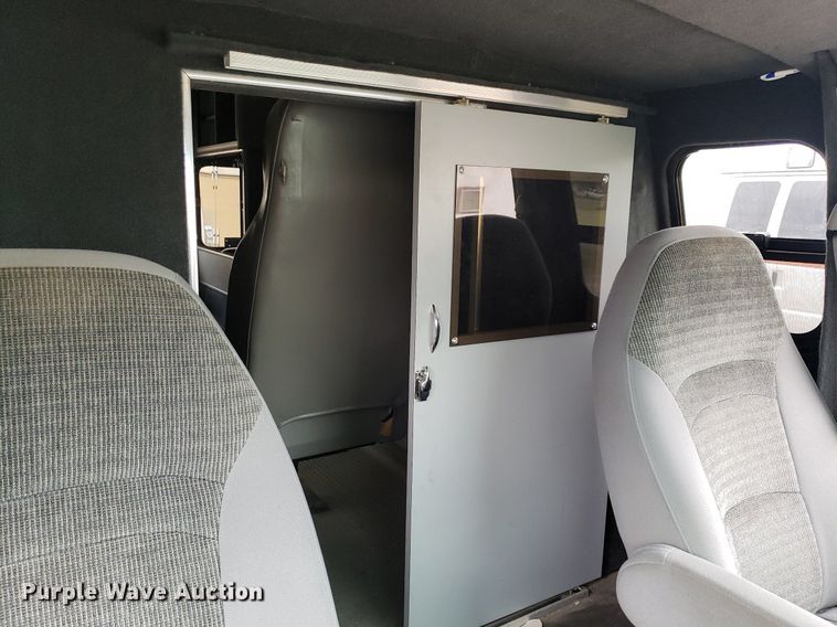 image for item DQ0565 2003 Ford E450 Super Duty  ambulance