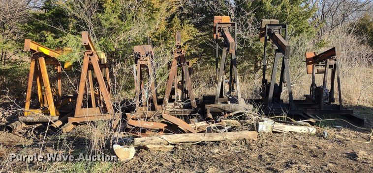 image for item DQ1627 (7) pump jacks