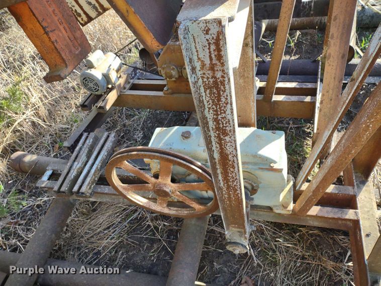 image for item DQ1627 (7) pump jacks