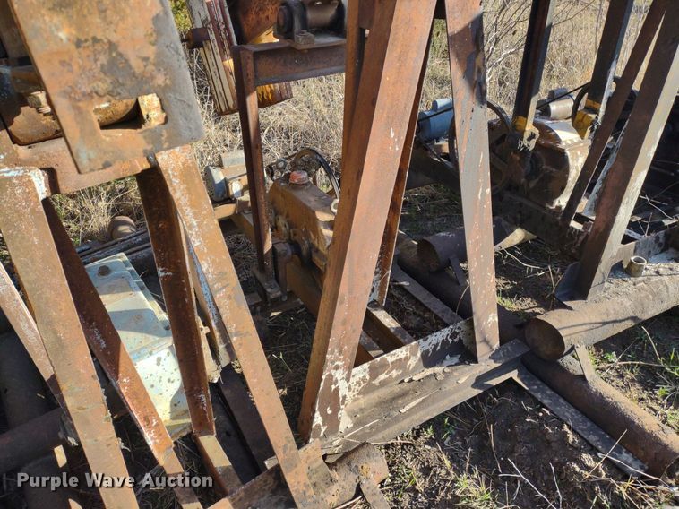 image for item DQ1627 (7) pump jacks
