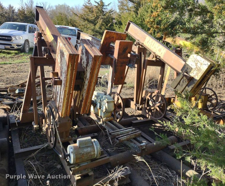 image for item DQ1627 (7) pump jacks