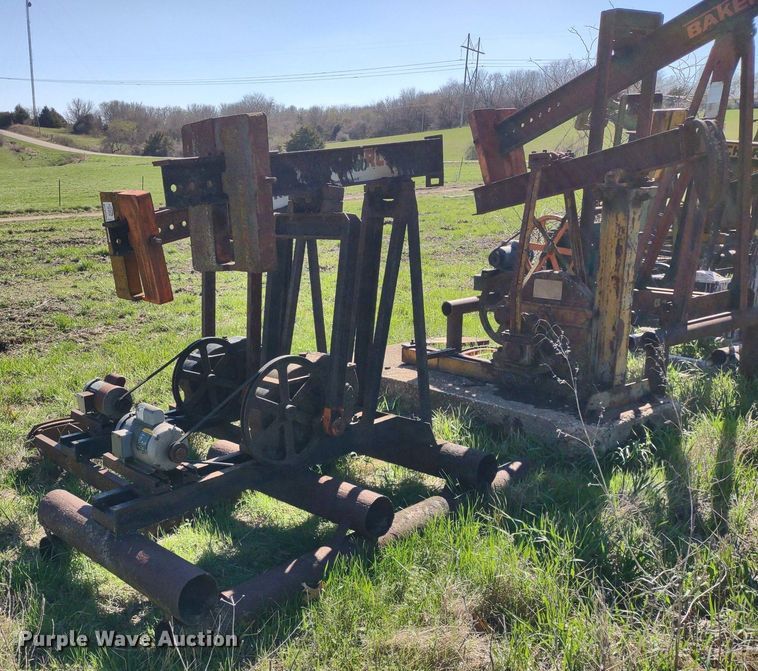 image for item DQ1633 (24) pump jacks