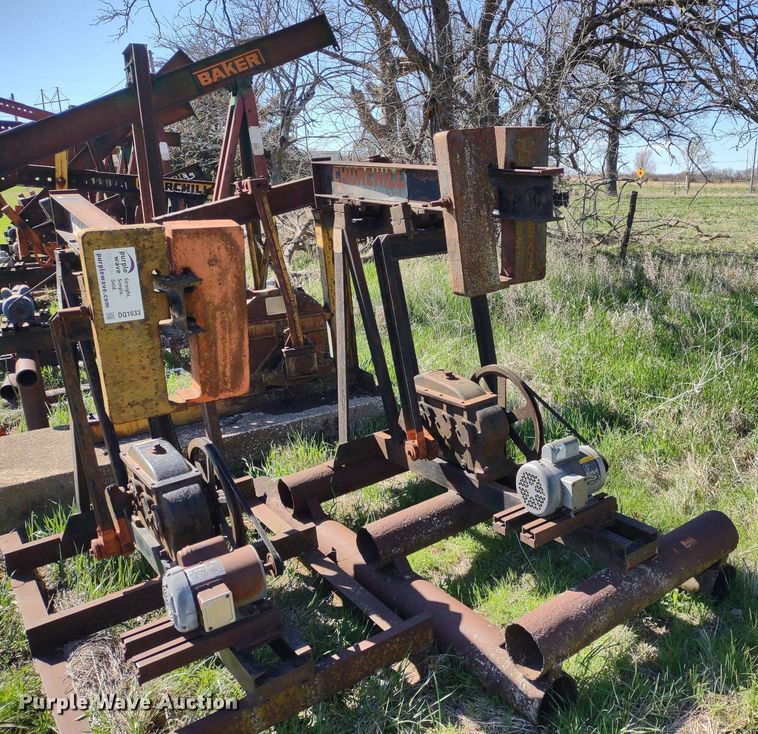 image for item DQ1633 (24) pump jacks