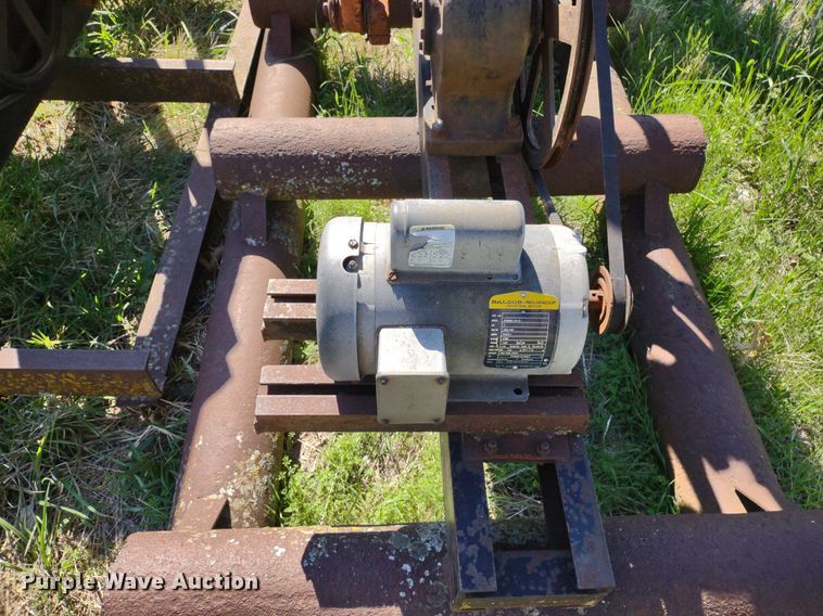 image for item DQ1633 (24) pump jacks