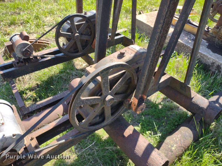image for item DQ1633 (24) pump jacks