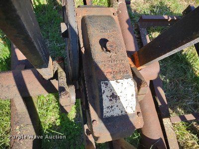 image for item DQ1633 (24) pump jacks