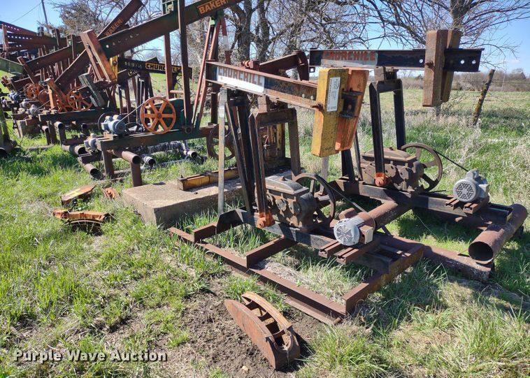 image for item DQ1633 (24) pump jacks