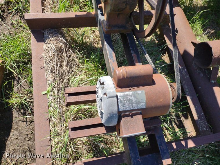 image for item DQ1633 (24) pump jacks