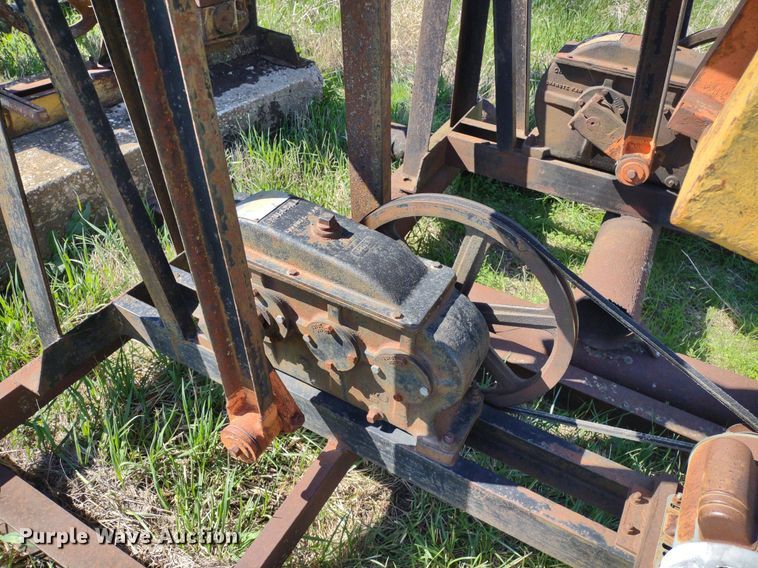 image for item DQ1633 (24) pump jacks