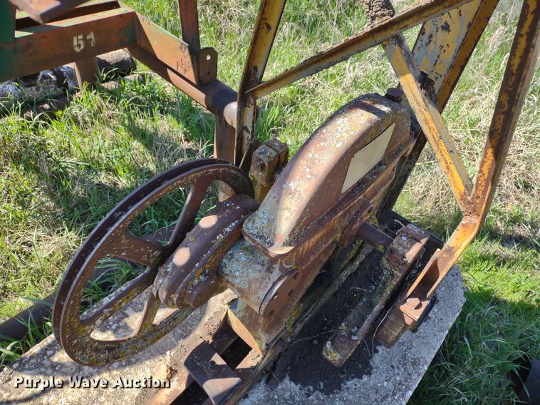 image for item DQ1633 (24) pump jacks