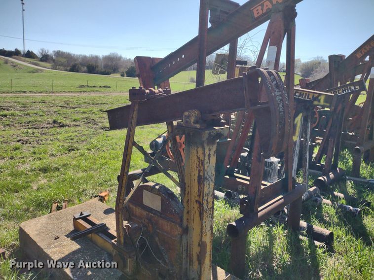 image for item DQ1633 (24) pump jacks