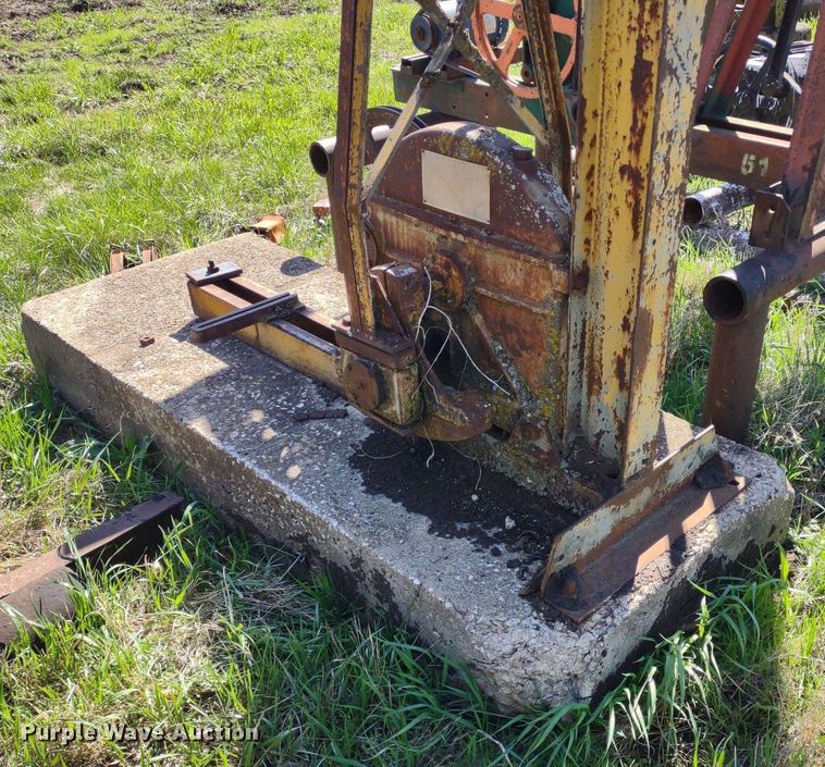 image for item DQ1633 (24) pump jacks